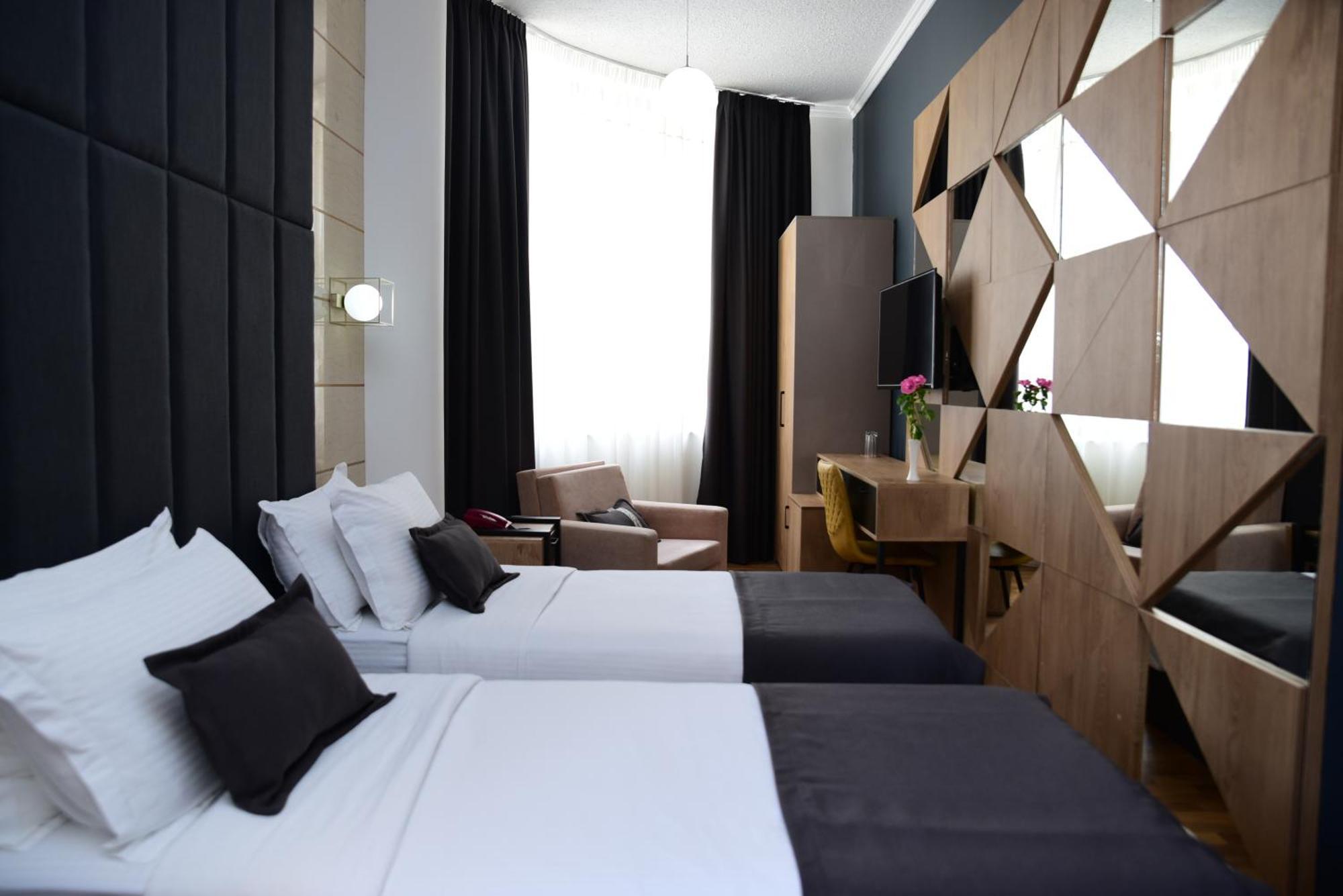 Hotel Comfort Tirana Quarto foto