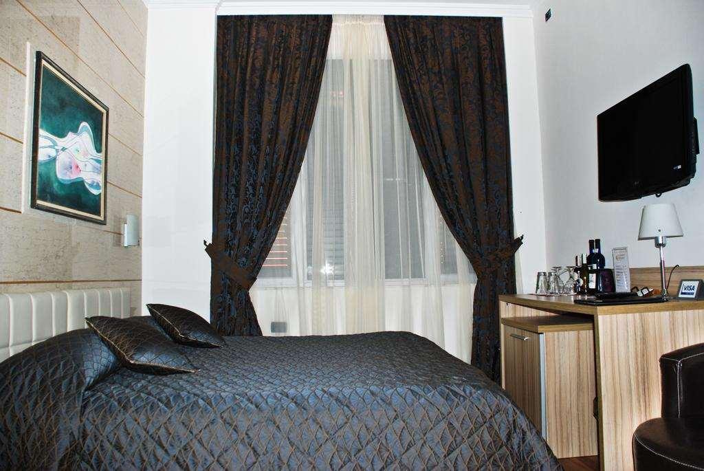 Hotel Comfort Tirana Quarto foto